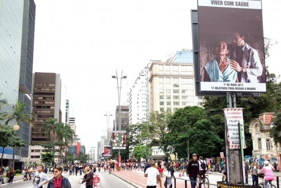 Com painéis na Paulista, sindicatos iniciam atividades do 1º de Maio